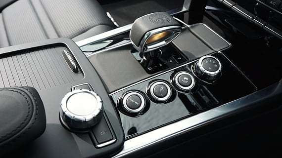 šedá, Černá, centrum vozidla, utěšit, uzavřená fotografie, tlačítko, auto, řadicí páka, interiér, mercedes-benz, sedadla, kov, přeprava, motor, technologie, pozemního vozidla, ocel, moderní, hliník, nikdo, detail, řízení, uvnitř, Černá barva, hudba, způsob dopravy, zařízení, kontrolní panel, interiér vozidla, motorové vozidlo, interiér vozu, knoflík, fotografická témata, stříbrné barvy, luxus, 4K, CC0, veřejná doména, bez autorských práv
