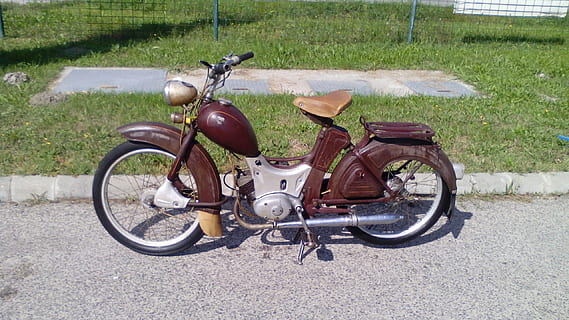 motor, simson, vell, transport, manera de transport, dia, vehicle terrestre, estacionari, cap gent, naturalesa, moto, estil retro, viatjar, a l'aire lliure, carretera, llum solar, herba, absència, carrer, camp, bicicleta, roda, 2K, CC0, domini públic, lliure de regalies