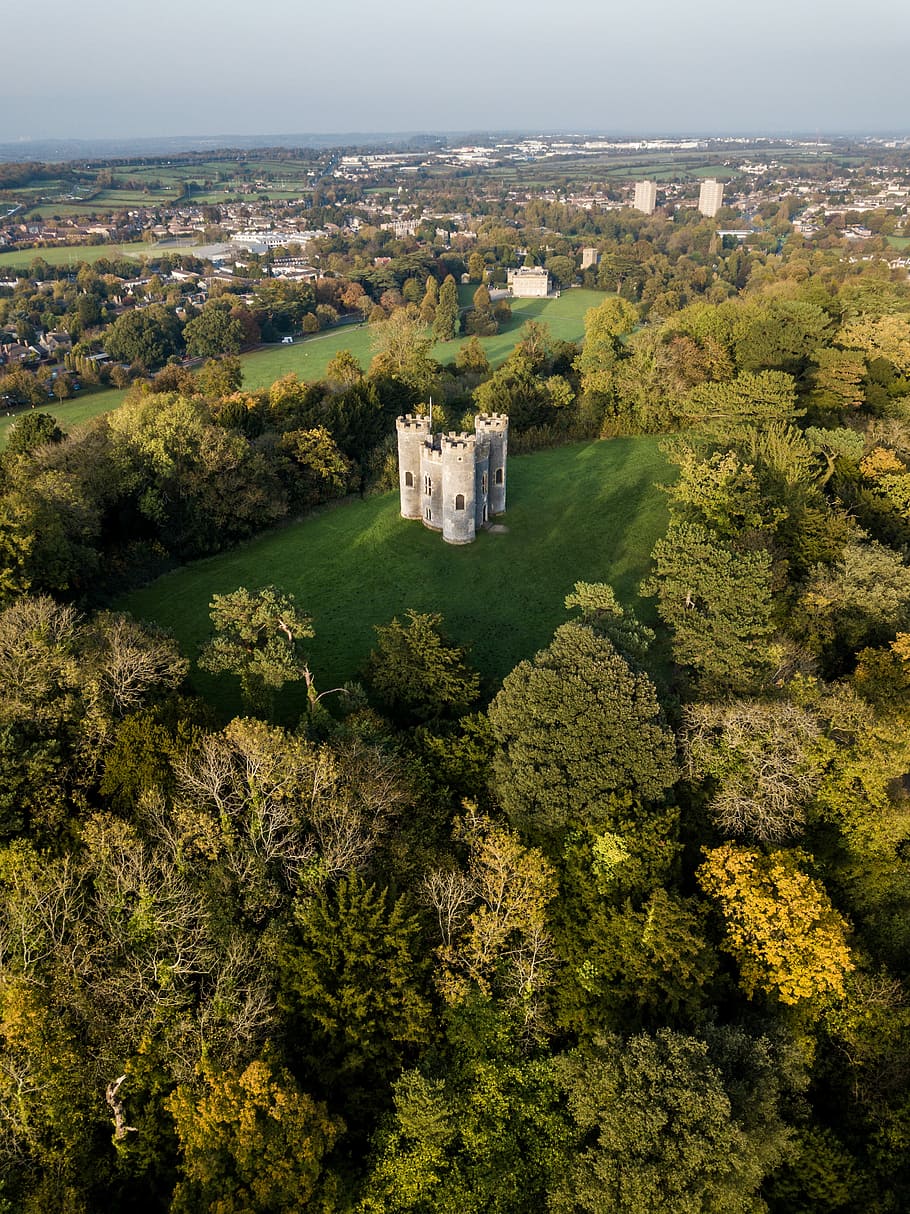 grau, Schloss, umgeben, Bäume, Weiß, Beton, Wald, Gebäude, Baum, Landschaft, Schatten, Gras, Garten, keine Person, Haus, Drohnenfotografie, dji, Luftaufnahmen, Luftbild, Gebäudehülle, die Architektur, gebaute Struktur, Pflanze, Natur, High Angle View, Wohngegend, grüne Farbe, keine Leute, Tag, Umgebung, Szenen - Natur, Land, Wachstum, Luftaufnahme, Reiseziele, Himmel, draußen, 4K