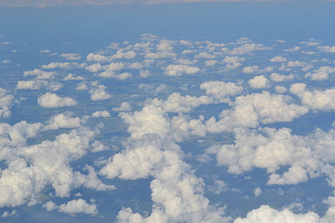 ciel, des nuages, ciel nuageux, paysage, vue depuis le sommet, nuage - ciel, beauté dans la nature, la nature, paysages - nature, personne, atmosphère, journée, tranquillité, cloudscape, duveteux, en plein air, scène tranquille, environnement, bleu, idyllique, vue aérienne, arrière-plans, vent, douceur, météorologie, au dessus de, 4K, CC0, domaine public, libre de droits