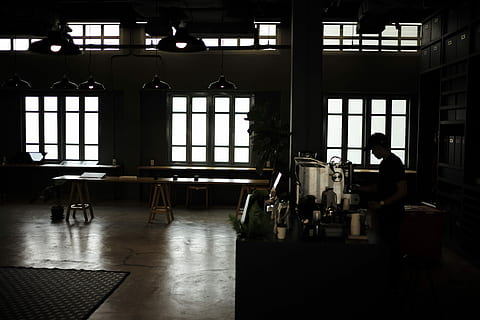 silhouette, uomo, cucina, persona, bar, interior design, sala, tavolo comune, ombra, in casa, finestra, posto a sedere, persone reali, stili di vita, donne, persone, sedia, tavolo, giorno, adulto, seduta, pavimentazione, architettura, uomini, due persone, in piedi, bancone da bar, 1080P, CC0, dominio pubblico, privo di copyright