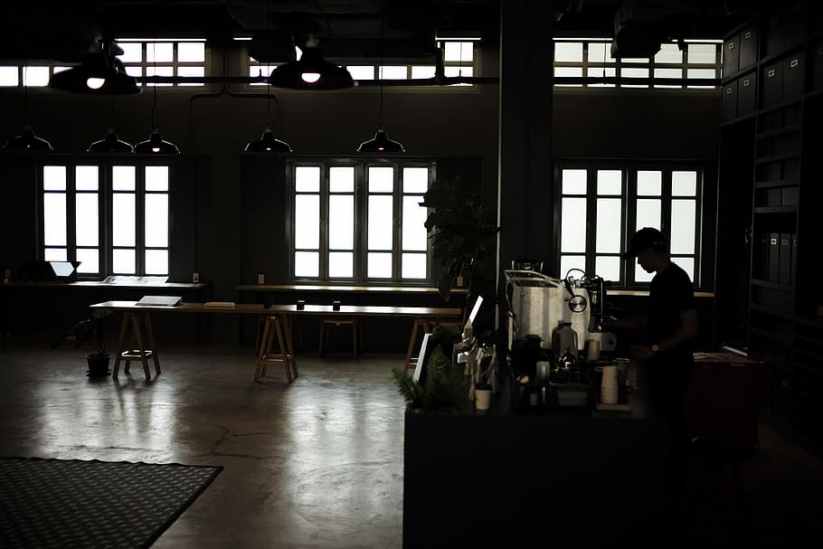 silhouette, uomo, cucina, persona, bar, interior design, sala, tavolo comune, ombra, in casa, finestra, posto a sedere, persone reali, stili di vita, donne, persone, sedia, tavolo, giorno, adulto, seduta, pavimentazione, architettura, uomini, due persone, in piedi, bancone da bar, 1080P