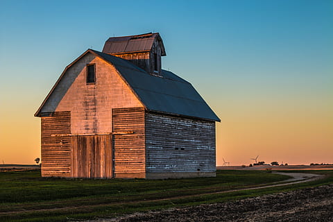 filato marrone, fienile, tramonto, invecchiamento, rustico, rurale, campagna, colorato, blu, giallo, arancia, campo, di legno, azienda agricola, agricoltura, Vintage ▾, cielo, esterno dell'edificio, struttura costruita, cielo sereno, all'aperto, architettura, scena rurale, nessuno, natura, paesaggio, costruzione, erba, crepuscolo, Casa, ambiente, terra, 5K, CC0, dominio pubblico, privo di copyright