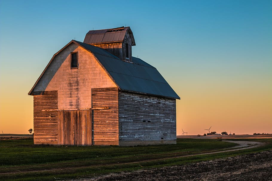 filato marrone, fienile, tramonto, invecchiamento, rustico, rurale, campagna, colorato, blu, giallo, arancia, campo, di legno, azienda agricola, agricoltura, Vintage ▾, cielo, esterno dell'edificio, struttura costruita, cielo sereno, all'aperto, architettura, scena rurale, nessuno, natura, paesaggio, costruzione, erba, crepuscolo, Casa, ambiente, terra, 5K
