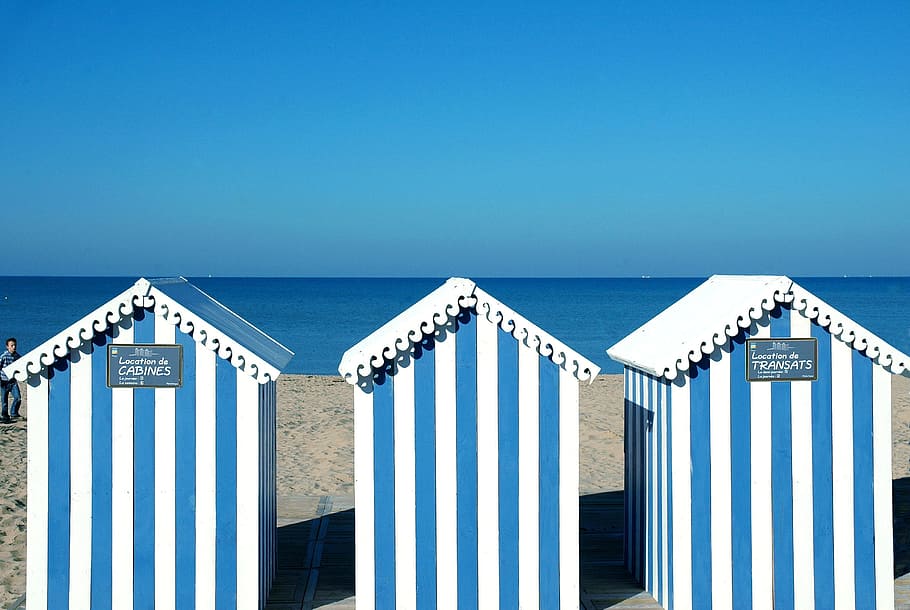 oceà, banyar cabanes, blau, mar, cel, aigua, horitzó sobre l’aigua, horitzó, cel clar, refugi, arquitectura, refugi de platja, cap gent, platja, naturalesa, estructura construïda, dia, terra, ratlles, còpia espai, assolellat, a l'aire lliure, luxe, 2K