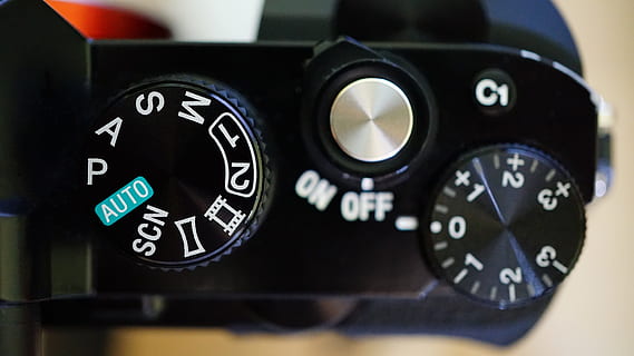 càmera, interruptor, equipament, dispositiu, fotografia, modern, sony, a7, digital, imatge, foto, fotògraf, tecnologia, professional, treballar, primer pla, temps, nombre, a l'interior, cap gent, rellotge, tir de l'estudi, velocitat, enfocament selectiu, cercle, comunicació, centrar-se en primer pla, automòbil, interior del vehicle, risc, interior del cotxe, manera de transport, cotxe, Minuta, 5K, CC0, domini públic, lliure de regalies