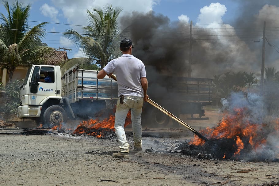 protesta, bloqueig, carretera, foc, manifestació, fum - estructura física, cremant, persones reals, foc - fenomen natural, homes, calor - temperatura, una persona, flama, dia, de peu, ocupació, transport, manera de transport, naturalesa, longitud completa, roba casual, celebració, treball, 4K
