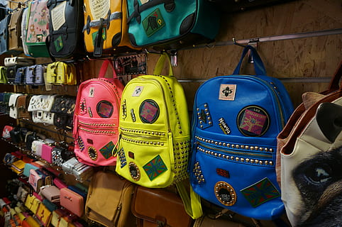 Ware, Schrank, Rucksack, Farbe, Jugend, Geschäft, Handtaschen, Mode, Wahl, keine Leute, Variation, große gruppe von gegenständen, mehrfarbig, zu verkaufen, Stillleben, Sammlung, Verkauf, drinnen, Anordnung, Nahansicht, Tag, Seite an Seite, Kommunikation, Stapel, in einer Reihe, Nummer, Verkaufsdisplay, Rad, 4K, CC0, gemeinfrei, lizenzfrei