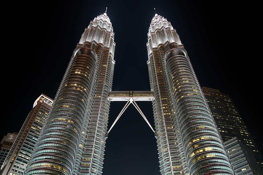 petronas tower malaysia, Malàisia, gratacels, edifici, estructura, cel, genial, edificis, urbà, referència, bonic, ciutat, arquitectura, composició, disseny, kuala lumpur, contemporani, acer, metall, finestra, alt, magnífic, asiàtic, viatjar, petronas, torre, perspectiva, nit, exposició llarga, llums, destinacions de viatge, exterior de l'edifici, turisme, estructura construïda, il·luminat, fons negre, exterior d’edifici d’oficines, alta - alta, vista d’angle baix, modern, cap gent, paisatge urbà, districte financer, luxe, 5K