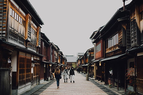 persone, a piedi, strada, Marrone, di legno, edifici, giorno, donna, architettura, Asia, urbano, scena, scena urbana, culture, cultura giapponese, esterno dell'edificio, struttura costruita, cultura dell'est asiatico, vecchio, città, all'aperto, cina - asia orientale, Giappone, vicolo, cittadina, costruzione, persone reali, cielo, la strada davanti, donne, uomini, cielo sereno, stili di vita, direzione, retrovisore, quartiere residenziale, adulto, prospettiva decrescente, 5K, CC0, dominio pubblico, privo di copyright