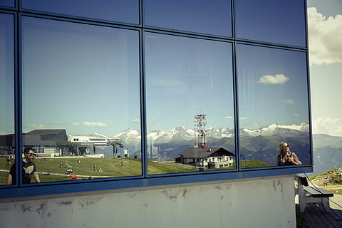 Mehr, Ziel, Aussicht, Standpunkt, Berg, Freizeit, Plateau, Sehenswürdigkeiten, Tourismus, Urlaub, Wandern, Bergsteigen, Natur, Naturpark, Wald, Felder, Landschaft, Rock, Fernsicht, Voraussicht, Berge, Bäume, Südtirol, alpin, Dolomiten, Italien, Norditalien, Liftstation, Skilauf, Fenster, Glas - Material, gebaute Struktur, transparent, die Architektur, Himmel, Gebäudehülle, Tag, wolke - himmel, draußen, Transport, Gebäude, keine Leute, Stadt, Reflexion, Transportmittel, Flughafen, Fensterrahmen, 5K, CC0, gemeinfrei, lizenzfrei