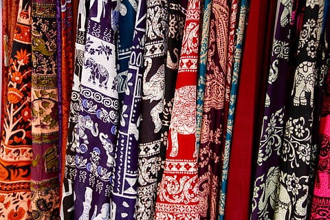 Stoff, Muster, violett, bunt, Textilien, Handtücher, Farbe, Gewebe, Schal, Kleidung, Textil-, Verkauf, zu verkaufen, Wahl, Markt, Vollbild, Variation, mehrfarbig, Seite an Seite, keine Leute, Hintergründe, Verkaufsdisplay, große gruppe von gegenständen, Sammlung, hängend, drinnen, in einer Reihe, Anordnung, Geschäft, Blumenmuster, 5K, CC0, gemeinfrei, lizenzfrei