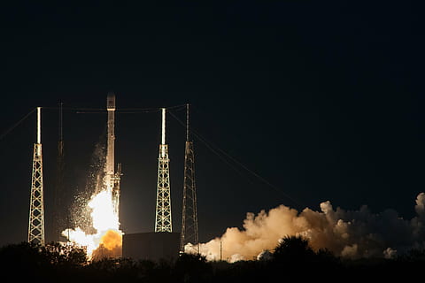 tager, rumfartøjer, raket lancering, nat, nedtælling, SpaceX, lift-off, lancering, flammer, fremdrift, plads, raket, hastighed, køretøj, missil, raketmotor, transportmidler, transportere, rumskib, strøm, rumfartøj, flyvende, brændstof, cape canaveral, affyringsrampe, rumfart, opdagelse, tårn, himmel, industri, belyst, ingen mennesker, fabrik, bygning udvendig, natur, arkitektur, kopiere plads, bygget struktur, forurening, brændstof og elproduktion, røg - fysisk struktur, træ, udendørs, brænding, luftforurening, miljøspørgsmål, røgstabel, Strømforsyning, 2K, CC0, offentligt domæne, royaltyfrie