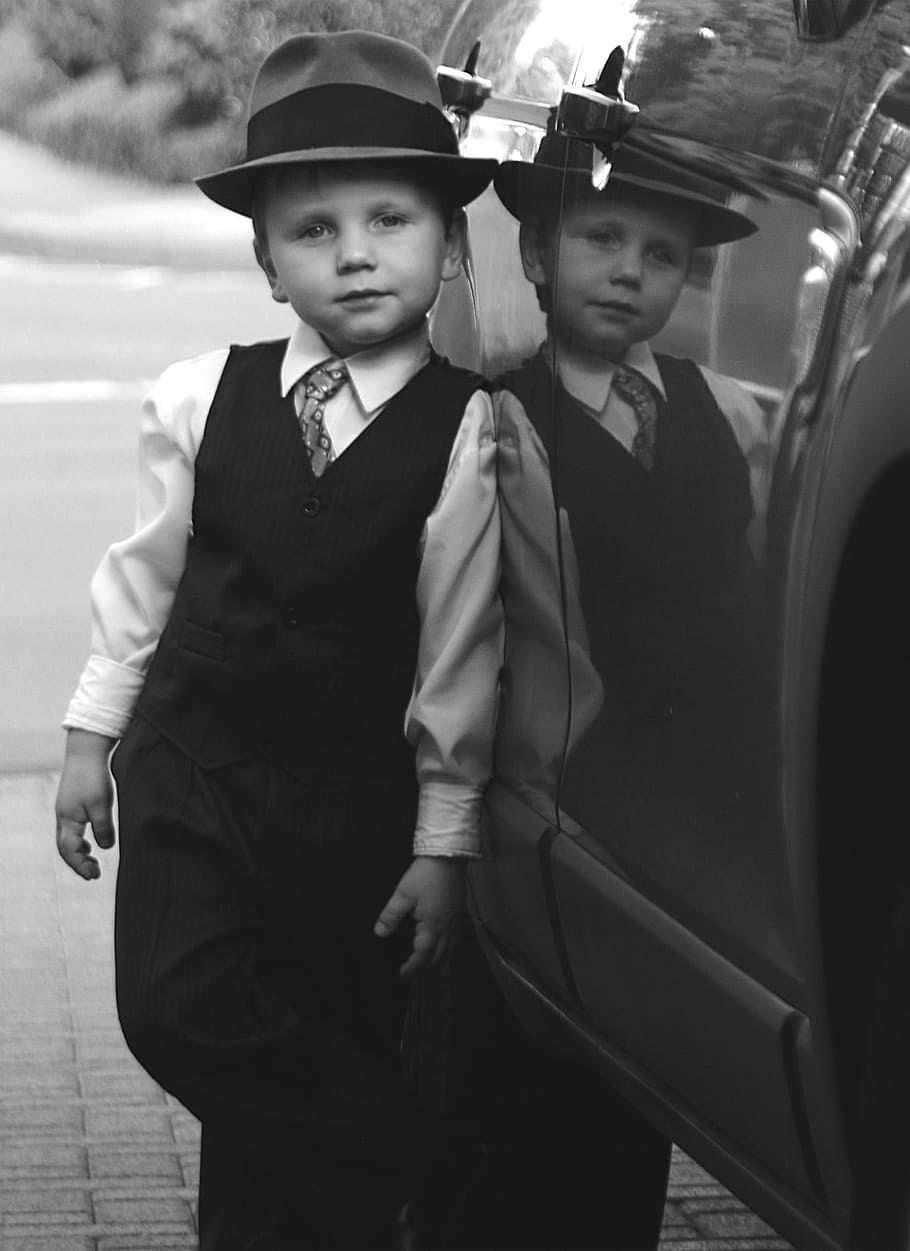 în tonuri de gri, băiat, tricou rochie, vestă, fedora hat, înclinare, mașină, alb-negru, fotografie, semi formal, costum, Coafura, şic, la modă, copil, copil mic, pălărie, epocă, doi oameni, băieți, elegant, copilărie, privind camera, costum complet, bărbați, masculi, trei sferturi de lungime, oameni adevărați, portret, resolidarizare, vedere din față, transport, Activitatea de agrement, stiluri de viață, mijloc de transport, oameni, permanent, nevinovăţie, soră, 1080P