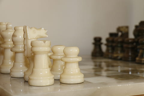 bej, satranç piyonu, hareket, satranç, kazanmak, ilerlemek, oyun, yazı tahtası, Şah Mat, zeka, muhakeme, strateji, şeyh, satranç tahtası, eğlence oyunları, piyon - satranç taşını, spor, yarışma, masa oyunu, Satranç taşı, içeriye, kapatmak, natürmort, boş zaman etkinliği, Beyaz renk, ön plana odaklanmak, sanat kültürü ve eğlence, insansız, gevşeme, tablo, kraliçe - satranç taşını, büyük nesne grubu, seçici odak, şövalye - satranç taşını, kral - satranç taşını, 2K, CC0, kamu malı, telif ücretsiz