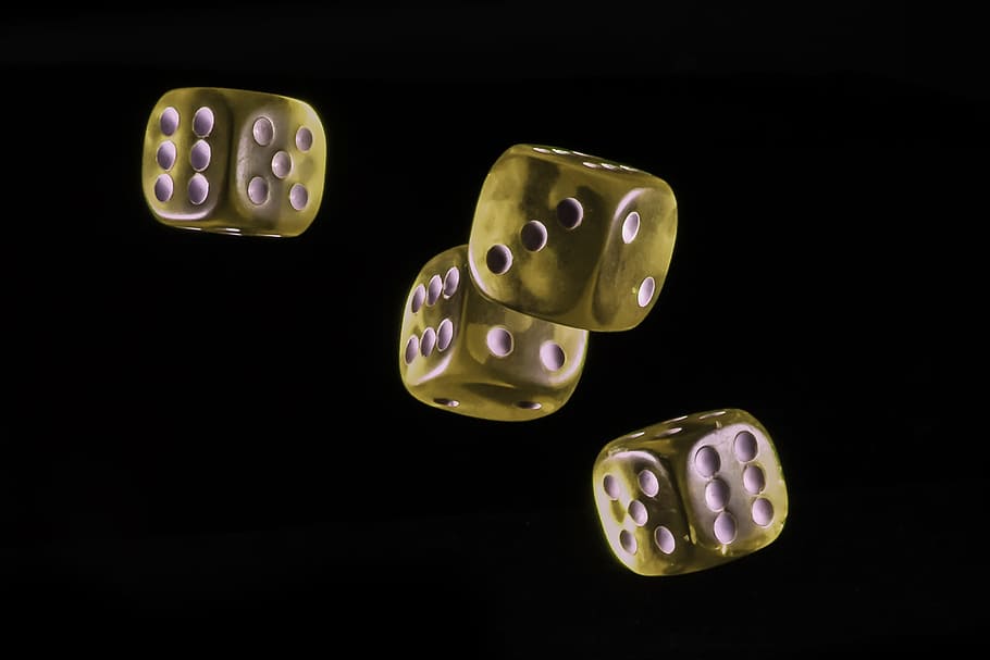 terning, gambling, Spille, lys, glas, glas terning, vinde, betale, håber, afhængighed, afhængig af spil, profit, børne-, gesellschaftsspiel, skåret ud, forebyggelse, sort, makro, detalje, tæt, rød, farve, gennemsigtig, ingen mennesker, sort baggrund, rigdom, studio skud, tæt på, terninger, indendørs, nummer, sundhedspleje og medicin, medium gruppe af objekter, finansiere, gruppe af objekter, geometrisk form, mulighed, kunstkultur og underholdning, form, pille, dosis, medicin, 1080P