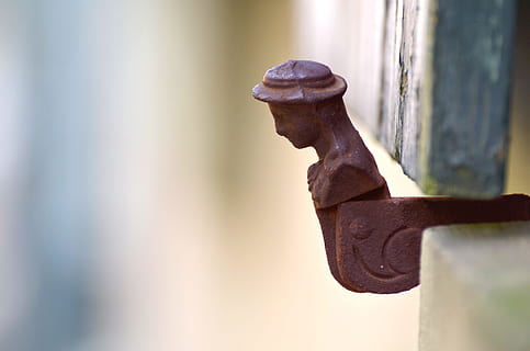 gent, tap, finestra, òxid, rovellat, retro, metall, corrosió, decaïment, aspre, envellit, acer, metàl·lic, vell, ferro, material, marró, rústic, patró, antiguitat, primer pla, art i artesania, centrar-se en primer pla, cap gent, escultura, dia, eina de treball, artesania, material de fusta, representació, creativitat, a l'aire lliure, industria de la construcció, representació animal, enfocament selectiu, arquitectura, estàtua, 4K