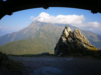 bunker, monte legnone, des nuages, Montagne, ciel, paysages - nature, chaîne de montagnes, beauté dans la nature, nuage - ciel, la nature, scène tranquille, tranquillité, paysage, journée, scène non urbaine, environnement, Roche, personne, solide, en plein air, rock - objet, idyllique, géologie, sommet de la montagne, formation, 4K, CC0, domaine public, libre de droits