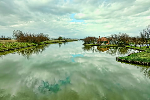 legeme, vand, Brun, hus, overskyet, himmel, farvande, natur, afspejling, flod, skyer, sky - himmel, skønhed i naturen, scenics - natur, plante, ro, sø, rolig scene, træ, havnefronten, ingen mennesker, dag, ikke-urbane scene, bygget struktur, idyllisk, arkitektur, udendørs, 5K, CC0, offentligt domæne, royaltyfrie
