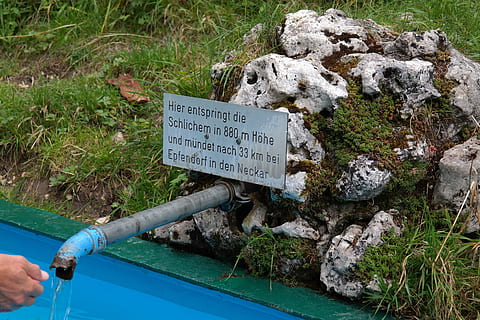 font, canonada d'aigua, mà, piscina, rahul, Conca, aigua, brunne, schlichem, riu, origen, blau, clar, frisch, refresc, beure, font d’aigua, schlichemursprung, color verd, naturalesa, a l'aire lliure, dia, cap gent, primer pla, una persona, text, mà humana, comunicació, part del cos humà, planta, rock, sòlid, persones reals, rock - object, celebració, guió occidental, signe, part del cos, 5K, CC0, domini públic, lliure de regalies