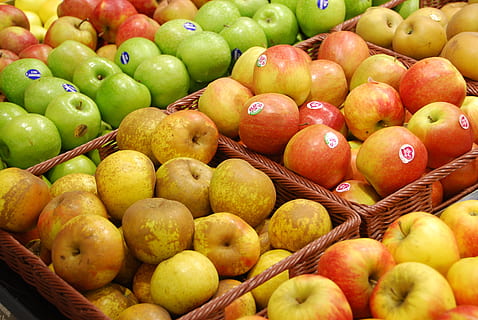 manzanas, Fruta, poder, alimentación saludable, comida y bebida, comida, frescura, gran grupo de objetos, bienestar, abundancia, mercado, manzana - fruta, envase, Al por menor, cesta, fotograma completo, nadie, antecedentes, en venta, vista de alto ángulo, elección, día, manzana, venta, maduro, 4K, CC0, dominio público, libre de derechos