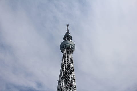 Wurm, Augenansicht, Turm Gebäude, Nimbus-Wolke, niedrig, Winkel Fotografie, grau, spitz, Gebäude, kleiner Winkel, Fotografie, Beton, Wolke, Himmel, Turm, die Architektur, berühmter Platz, gebaute Struktur, Gebäudehülle, städtische Szene, Reiseziele, Tourismus, Reise, Monument, große Höhe, wolke - himmel, Flachwinkelansicht, Stadt, Natur, Wolkenkratzer, keine Leute, Tag, Bürogebäude außen, draußen, modern, globale Kommunikation, 5K, CC0, gemeinfrei, lizenzfrei