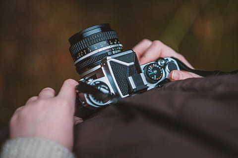 selettivo, fotografia a fuoco, persona, portando, telecamera, detenzione, grigio, nero, fotocamera dslr, mano, tenere, dita, attrezzatura, Ingranaggio, fotografo, lente, vista dall'alto, striscia, macchina fotografica analogica, tecnologia, mano umana, una persona, parte del corpo umano, temi fotografici, macchina fotografica - attrezzatura fotografica, avvicinamento, adulto, messa a fuoco selettiva, comunicazione, cultura artistica e intrattenimento, giorno, in casa, computer, concentrarsi sulle conoscenze acquisite, moderno, attività, dito, Camera digitale, 5K, CC0, dominio pubblico, privo di copyright