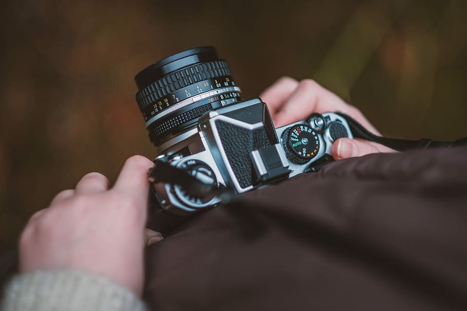 selettivo, fotografia a fuoco, persona, portando, telecamera, detenzione, grigio, nero, fotocamera dslr, mano, tenere, dita, attrezzatura, Ingranaggio, fotografo, lente, vista dall'alto, striscia, macchina fotografica analogica, tecnologia, mano umana, una persona, parte del corpo umano, temi fotografici, macchina fotografica - attrezzatura fotografica, avvicinamento, adulto, messa a fuoco selettiva, comunicazione, cultura artistica e intrattenimento, giorno, in casa, computer, concentrarsi sulle conoscenze acquisite, moderno, attività, dito, Camera digitale, 5K