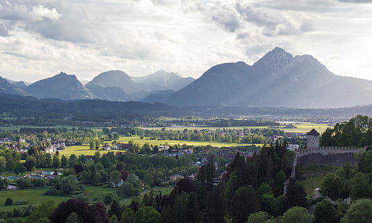 aerian, vedere, verde, teren, Munte, munţi, copaci, alb, nori, nor, deal, vale, vale cu munți în urmă, natură, oraș, copac, peisaj, de munte, austrium, salzburg, alp, scenice - natura, cer, plantă, arhitectură, frumusețe în natură, nor - cer, construită, mediu inconjurator, exteriorul clădirii, clădire, o scenă liniștită, nici o persoana, liniște, zi, scenă non-urbană, în aer liber, 5K, CC0, domeniu public, fără drepturi de autor