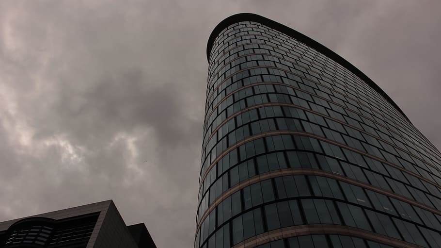 brusel·les, seu, gratacels, arquitectura, exterior de l'edifici, estructura construïda, vista d’angle baix, cel, edifici, núvol - cel, ciutat, naturalesa, exterior d’edifici d’oficines, cap gent, modern, vespre, a l'aire lliure, secció alta, torre, núvol, indústria, oficina, ominós, 5K