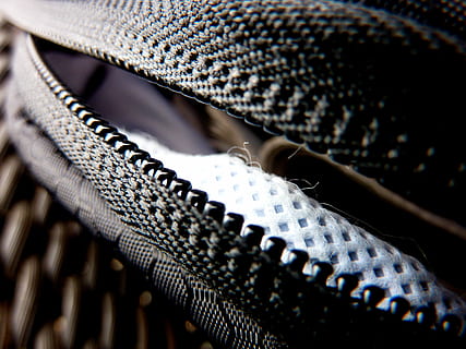 fecho eclair, Bolsa, trancar, perto, abrir, fazer para, zipp, zip verschluss, metal, bolsas, fechos, moda, quadro completo, fechar-se, ninguém, padronizar, texturizado, têxtil, foco seletivo, dentro de casa, zíper, roupas, ainda vida, visão de alto ângulo, origens, dia, focar em primeiro plano, jeans, indústria, Castanho, industria têxtil, couro, escala animal, 2K, CC0, domínio público, royalty free