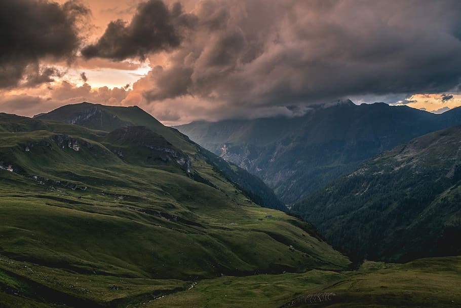 zelená, tráva, pokryté, hora, šedá, mraky, kopec, údolí, mrak, zatažený, strom, západ slunce, nebe, bouřka, hrom, chata, Dům, krajina, úžasný, Příroda, životní prostředí, mrak - nebe, scenics - příroda, krása v přírodě, přistát, pohoří, nikdo, klid, dramatická obloha, mimoměstské scény, rostlina, idylický, venku, horský vrchol, 5K