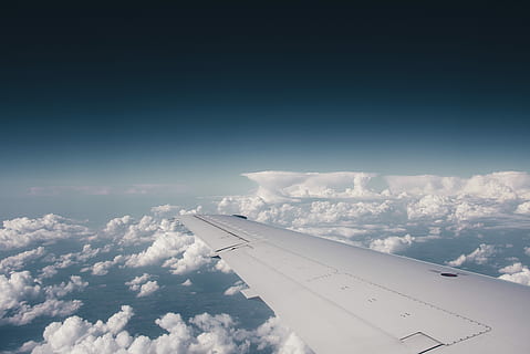 vit, planvinge, moln, vänster flygplan vinge, vinge, himmel, flygplan, luft, storm, åska, horisont, blå, atmosfär, plan, transport, moln - himmel, luftfordon, transportsätt, flygande, flygvinge, skönhet i naturen, resa, scenics - natur, inget folk, clouds, flygperspektiv, natur, dag, i luften, rörelse, utomhus, ovan, meteorologi, 5K, CC0, offentligt domän, royaltyfria