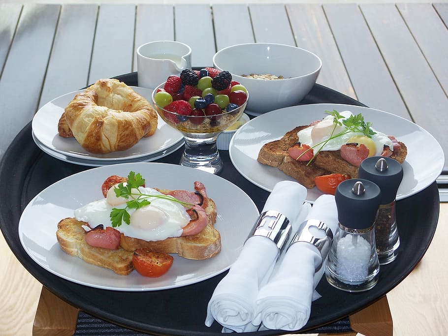 assortit, esmorzar, placa, esmorzar fregit, bacó, cuit, esmorzar en anglès, menjar, gourmet, frescor, taula, vaixella, sopar, menjar i beguda, alimentació saludable, fruita, llest per menjar, natura morta, benestar, cap gent, vista d’angle alt, estri de cuina, bol, equipament per a la llar, a l'interior, beure, fruites de baies, mida de la porció, carn, vidre, berenar, 2K
