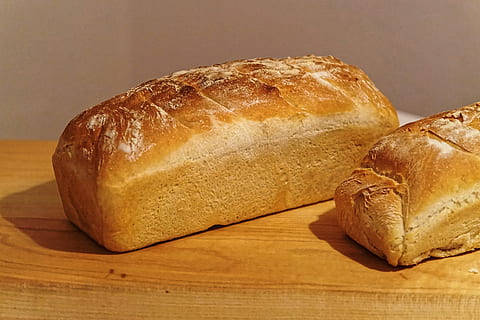 brood, zelfs gebakken, witbrood, gebakken, eigengemaakt, voedsel, eten, eten en drinken, versheid, stilleven, welzijn, binnenshuis, detailopname, gezond eten, geen mensen, Frans voedsel, bruin, tafel, bun, op te slaan, baguette, hout - materiaal, klaar om te eten, bruin brood, dieet, 5K, CC0, publiek domein, royaltyvrij