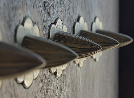 drzwi, gałki, uchwyt, klamka, drewniany, metal, brązowy, tekstura, makro, projekt, z przodu, drewno, stary, powierzchnia, retro, zabytkowe, rustykalny, architektura, antyczny, drzazga, w wieku, zewnętrzny, starożytny, materiał, drewno - materiał, żadnych ludzi, naczynie kuchenne, zbliżenie, funkcja budowy ścian, martwa natura, selektywne skupienie, wewnątrz, wyposażenie domu, dzień, naczynie do jedzenia, stół, łyżka, widelec, brak, Natura, wysoki kąt widzenia, siedzenie, nóż stołowy, 2K, CC0, domena publiczna, darmowe zdjęcia