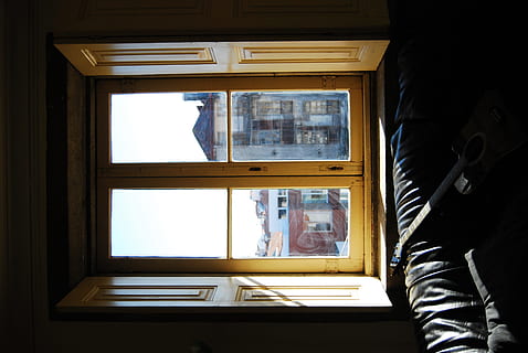 sollys, se, vindu, rektangulære, klar, glass vindusrute, beige, tre, ramme, sol, gammel, interiør, gitar, lukker, møbler, mennesker, én person, innendørs, dag, ingen folk, hjem interiør, ser gjennom vinduet, glass - materiale, stående, ekte folk, gjennomsiktig, menn, arkitektur, bygget struktur, livsstil, natur, fritidsaktivitet, bygning, uformelt antrekk, vinter, 4K, CC0, offentlig domene, opphavsrett gratis