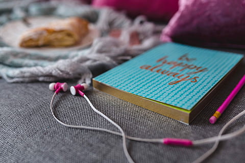 azul, cuaderno, rosado, auriculares, dulce, bollo, iphone, pan dulce, feliz, teléfono inteligente, diario, nadie, adentro, de cerca, enfoque selectivo, púrpura, aguja de tejer, textil, Arte y artesanía, hilo, arte, mesa, creatividad, papel, texto, naturaleza muerta, tijeras, centrarse en primer plano, aguja de coser, conexión, aguja, tecnología, bordado, 5K, CC0, dominio público, libre de derechos