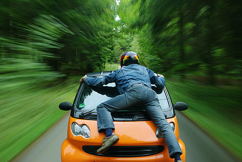 Person, Orange, Auto, Clever, Geschwindigkeit, der Verkehr, Fahrzeuge, Unfall, Straße, Natur, ein Auto fahren, Automobil, Fahrt, Kraftfahrzeug, Strassenseite, Fahrbahn, Stuntman, Bewegungsunschärfe, Bewegung, Rückansicht, Helm, Menschen, Männer, echte Menschen, Lebensstile, Reiten, Transport, Sport, Freizeitbeschäftigung, Tag, Transportmittel, Sturzhelm, Motorrad, Kopfbedeckungen, draußen, 4K, CC0, gemeinfrei, lizenzfrei