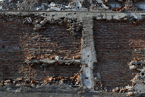 paret, col·lapse, pedra, maó, trencat, col·lapsat, vell, edifici, edificis danyats, ferro, penjant, penjar, yogyakarta, klaten, surakarta, indonesi, Milà, paret de maó, funció de construcció de parets, arquitectura, estructura construïda, dia, exterior de l'edifici, cap gent, abandonat, resistent, a l'aire lliure, espatllat, declivi, aixafar, deteriorament, mal estat, naturalesa, arruïnat, 4K, CC0, domini públic, lliure de regalies