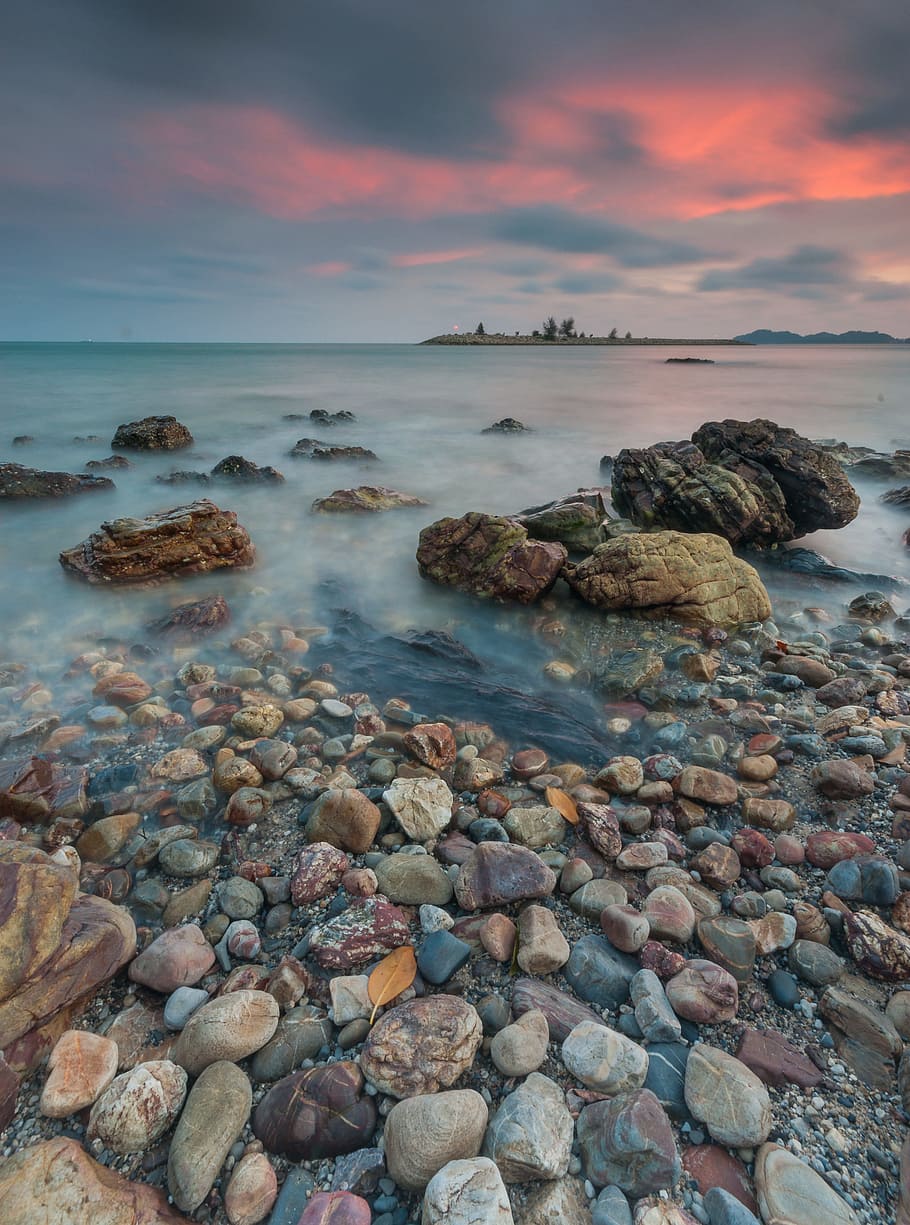 mar, alba, paisatge, naturalesa, platja, primer pla, núvols, vespre, illa, full, a l'aire lliure, còdols, roques, rocós, vora del mar, Riba, cel, pedres, marea, aigua, temps, rock, sòlid, bellesa a la natura, rock - object, posta de sol, escenics - natura, tranquil·litat, terra, horitzó sobre l’aigua, escena tranquil·la, núvol - cel, horitzó, cap gent, pedra, poc profund, litoral rocós, 2K