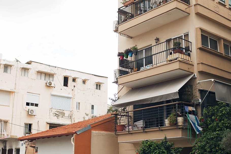 bellissimo, silenzioso, tel Aviv, edificio marrone a 3 piani, complesso immobiliare, balcone, finestra, pianta, fiore, esterno dell'edificio, struttura costruita, architettura, costruzione, quartiere residenziale, città, giorno, Inquadratura dal basso, nessuno, natura, cielo, all'aperto, Casa, luce del sole, appartamento, cielo sereno, tecnologia, 5K