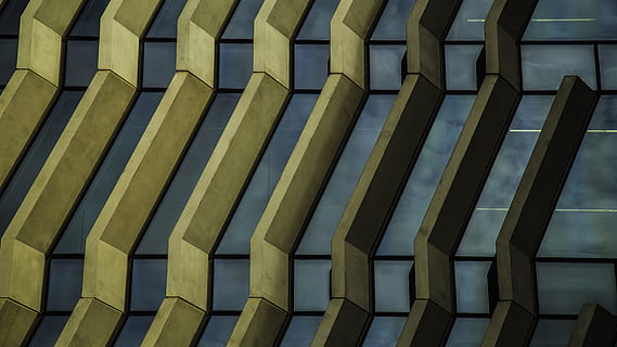 foto, amarillo, papel pintado, marcos de madera marrón, papel tapiz amarillo, arquitectura, reflexión, modelo, geométrico, diseño, estructura construida, moderno, material de vidrio, futurista, ventana, exterior del edificio, resumen, en una fila, repetición, vista de ángulo bajo, nadie, día, lado a lado, forma, forma geometrica, naturaleza, antecedentes, característica arquitectónica, al aire libre, cielo, techo, arquitectura y arte, 5K, CC0, dominio público, libre de derechos