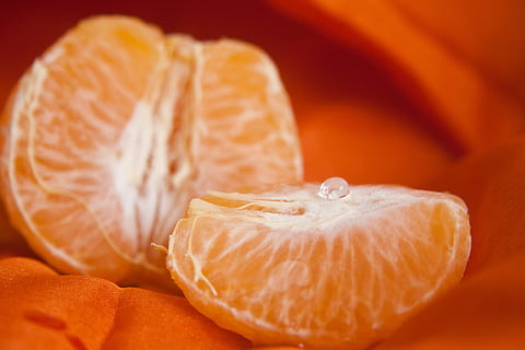 geschälte Zitrusfrüchte, Orange, Obst, Scheibe, Vitamine, organisch, natürlich, saftig, reif, Ernährung, Essen, lecker, Ernte, Sommer-, Zitrusfrüchte, Süss, hybrid, Baum, tropisch, schälen, Saat, Marine-, Valencia, Mandarine, Essen und Trinken, Lebensmittel, gesundes Essen, orange Farbe, Wohlbefinden, Frische, Zitrusfrucht, Orangenfrucht, Nahansicht, drinnen, keine Leute, Studioaufnahme, Kreuzung, geschält, Zutat, Gemüse, Antioxidans, Snack, Vitamin C, französisches Essen, 2K, CC0, gemeinfrei, lizenzfrei
