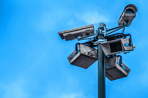 tilsyn 2, fem, grå, cctv kameraer, pol, dagtimerne, lys, projektør, kamera, stolpe, blå, himmel, lav vinkel visning, teknologi, ingen mennesker, natur, dag, sikkerhed, belysningsudstyr, metal, overvågning, sky - himmel, udendørs, overvågningskamera, beskyttelse, kontrollere, gadebelysning, elektrisk udstyr, hjemme videokamera, 4K, CC0, offentligt domæne, royaltyfrie