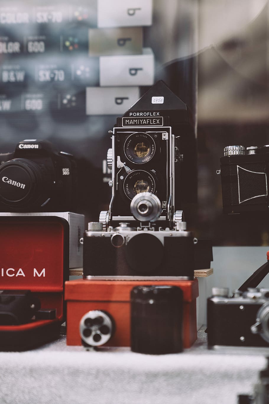 selettivo, fotografia a fuoco, nero, grigio, fotocamera reflex a doppia lente, Vintage ▾, telecamera, rosso, scatola, storefront, display, display della fotocamera, canone, tecnologia, temi fotografici, macchina fotografica - attrezzatura fotografica, obiettivo - strumento ottico, avvicinamento, attrezzatura fotografica, attrezzatura, in casa, nessuno, Camera digitale, messa a fuoco selettiva, lente - occhio, concentrarsi sulle conoscenze acquisite, industria, in stile retrò, natura morta, macchinario, tavolo, fotocamera reflex, 5K