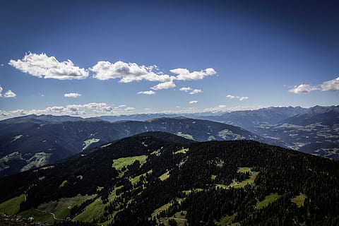 Mais, destino, Visão, ponto de vista, montanha, lazer, platô, lugares de interesse, turismo, feriado, caminhada, montanhismo, natureza, Parque Natural, floresta, Campos, panorama, Rocha, visão distante, previsão, montanhas, arvores, Tirol do Sul, alpino, dolomites, Itália, norte da itália, plano de corones, esqui, área de esqui, scenics - natureza, céu, meio Ambiente, cadeia de montanhas, beleza na natureza, nuvem - céu, cena tranquila, tranquilidade, terra, ninguém, árvore, idílico, ao ar livre, cena não urbana, controlo remoto, azul, Pico da montanha, cume da montanha, 5K, CC0, domínio público, royalty free