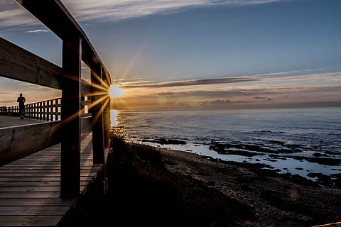 dageraad, wolken, hemel, zonsondergang, horizon, zee, ontwaken, output zon, dag, natuur, Spanje, Andalusië, strand, stilte, Malaga, morgen, zonsopgang landschap, calahonda, water, scenics - natuur, schoonheid in de natuur, land-, wolk - lucht, rustige scène, horizon over water, kalmte, traliewerk, ingebouwde structuur, zonlicht, architectuur, buitenshuis, zon, geen mensen, Lens flare, 4K, CC0, publiek domein, royaltyvrij
