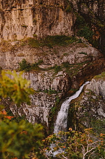 landskabsfoto, bjerg, vandfald, selektiv, fokus fotografering, Skov, kaskade, klipper, træer, vand, stewart foss, udendørs, stewart fald, flod, træ, grøn, natur, klippe, skønhed i naturen, ingen mennesker, scenics - natur, plante, ro, rock-objekt, jord, solid, ikke-urbane scene, dag, bevægelse, rolig scene, flydende vand, miljø, flyder, formation, eroderet, 5K, CC0, offentligt domæne, royaltyfrie