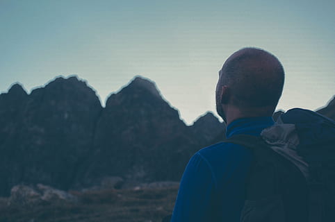 gars, homme, en pensant, regardant, sac à dos, aptitude, exercice, randonnée, trekking, les montagnes, en plein air, Montagne, une personne, Vrais gens, vue arrière, Hommes, Activité de loisir, modes de vie, chaîne de montagnes, beauté dans la nature, ciel, paysages - nature, la nature, aventure, scène non urbaine, tranquillité, journée, portrait, photo du visage, en regardant la vue, 4K, CC0, domaine public, libre de droits